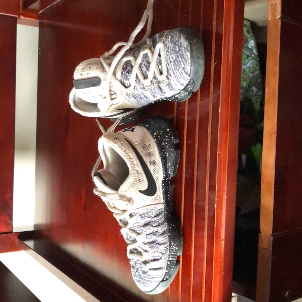 Tennis shoes